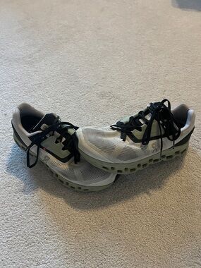 Women’s On Cloud Light Gray and Black Running Shoes Size 9.5